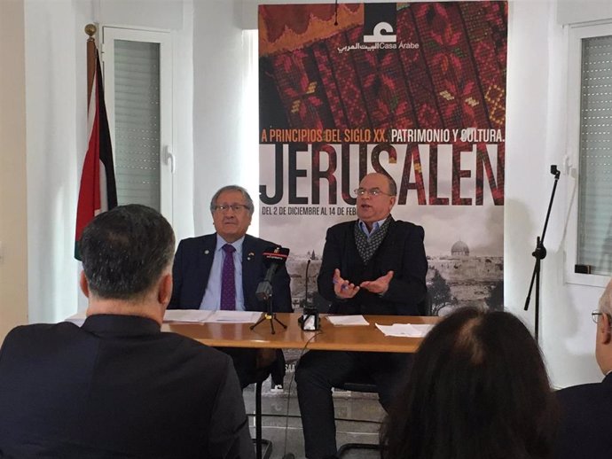 El embajador de Palestina en España, Musa Odeh, a la izquierda de la imagen