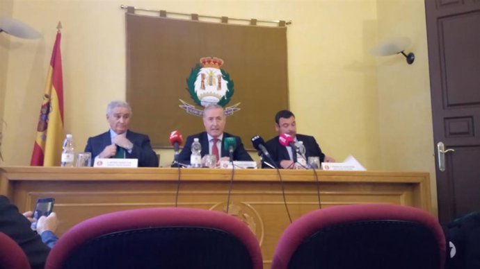 El presidente de la Comisión Financiera del Consejo General de Economistas y vicedecano de la institución, Antonio Pedraza, el decano del Colegio de Economistas, Juan Carlos Robles, y el director de servicios de estudios, Fernando del Alcázar.