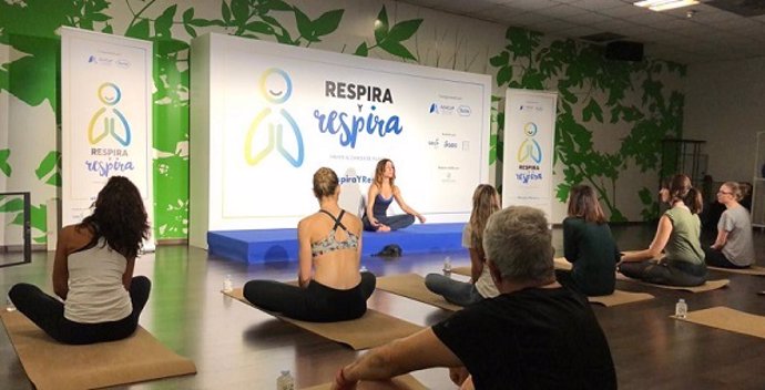 Sesión de yoga de la campaña 'Respira y Respira' para promover prácticas saludables para prevenir el cáncer de pulmón