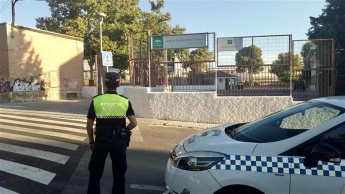 Policía Local de Jaén en un paso de peatón/Archivo