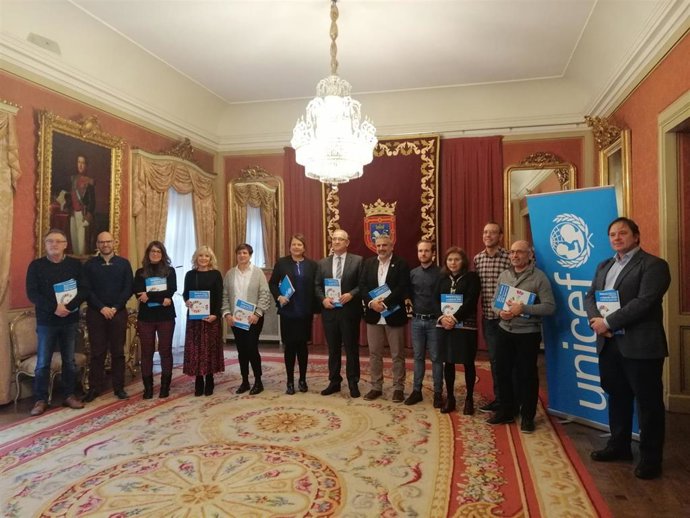 El alcalde de Pamplona y miembros de la Corporación con representantes de Unicef