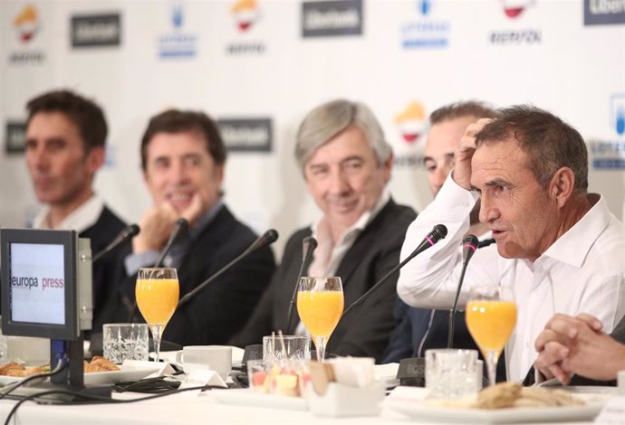El exciclista profesional  Ángel Arroyo (1d) durante su intervención en el desayuno deportivo de Europa Press '40 años de Ciclismo de Reynolds a Movistar', en el Hotel InterContinental de Madrid (España), a 20 de noviembre de 2019.