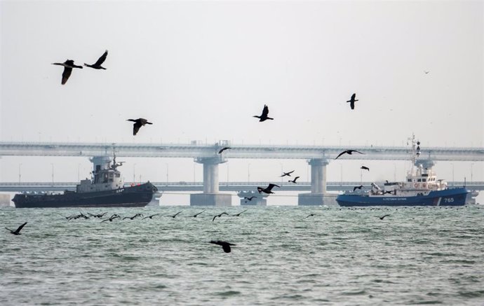 Barcos ucranianos custodiados por Rusia en Kerch