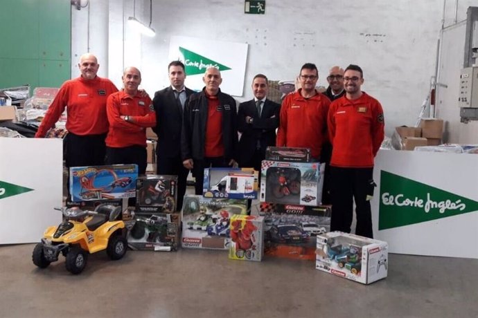 Agentes de los Bombers de Mallorca en un momento de la recepción de los juguetes.