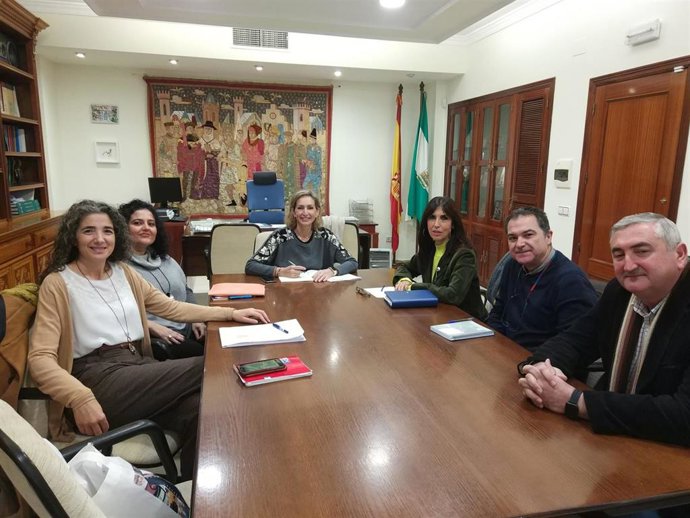 Troncoso (centro) se reúne con los miembros de Adian