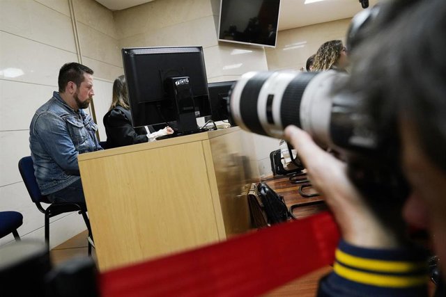 El acusado por el presunto asesinato de Diana Quer, José Enrique Abuín Gey, alias el Chicle, momentos antes de empezar el juicio, en Santiago de Compostela /Galicia (España), a 12 de noviembre de 2019.