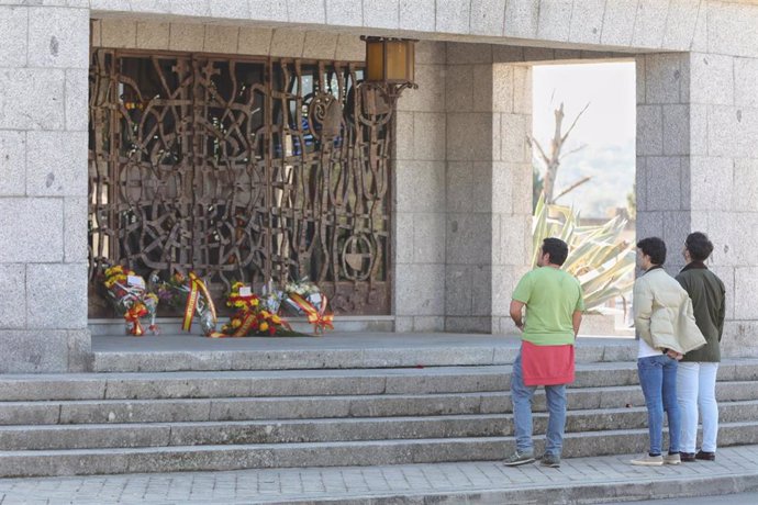 Unos hombres a las puertas del panteón donde está enterrado el cuerpo de Francisco Franco, en el cementerio de El Pardo-Mingorrubio, un día después de la exhumación de sus restos del Valle de los Caídos, en Madrid (España), a 25 de octubre de 2019.