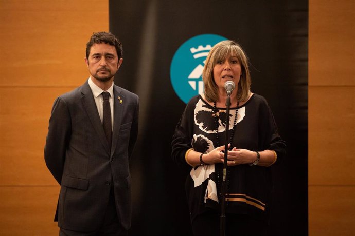 La alcaldesa de LHospitalet de Llobregat, Núria Marín (d), ofrece declaraciones junto al conseller de Territorio y Sostenibilidad de la Generalitat, Dami Calvet (i), tras la comisión mixta, a 20 de noviembre de 2019.