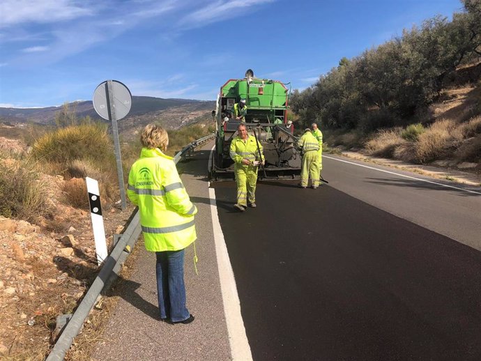 Tareas de asfaltado en una de las carreteras sobre las que está actuando la Junta en Almería