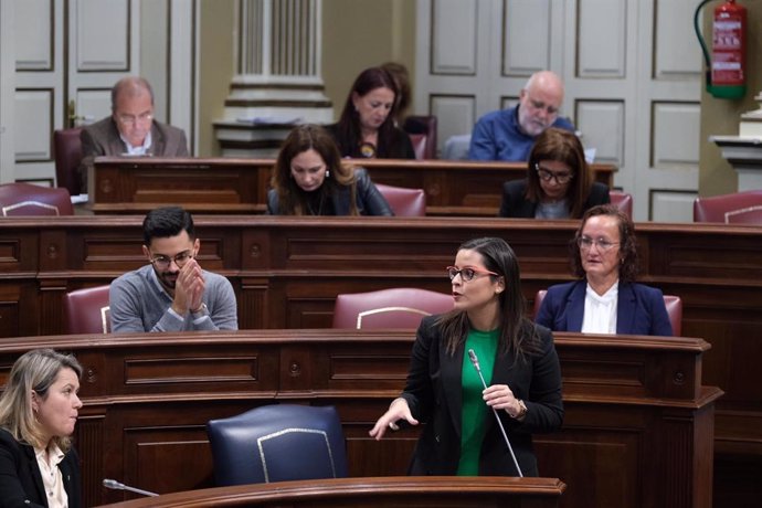 La consejera de Turismo del Gobierno de Canarias, Yaiza Castilla, en una intervención ante el Pleno del Parlamento