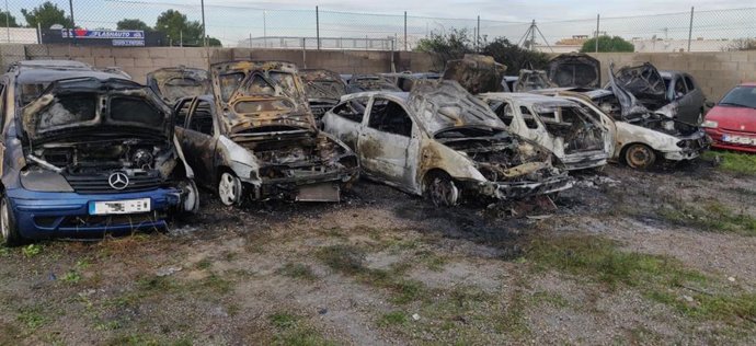 Los vehículos del depósito municipal de Sant Josep, calcinados tras el incendio.