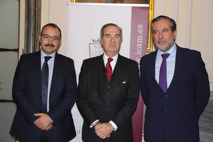 Los consejeros de Justicia, Interior y Víctimas y Economía y Empleo, Enrique López y Manuel Giménez, junto al decano de los abogados madrileños, José María Alonso.