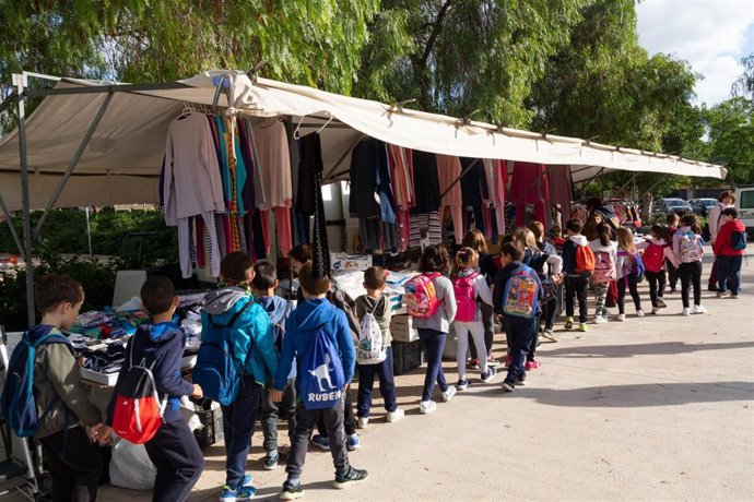 Alumnos de primaria de Marratxí visitan el marcado semanal de Sa Cabana