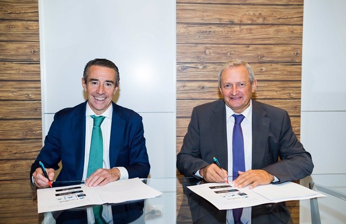 Juan Antonio Alcaraz, director general de CaixaBank, y Ángel Villafranca, presidente de Cooperativas Agroalimentarias de España