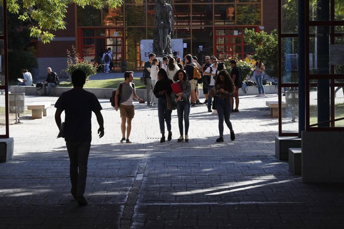 El Banco Santander abre una nueva convocatoria de becas de movilidad e investiga