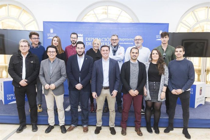 Foto de familia tras la reunión de los festivales de cine de la provincia con motivo de Fical