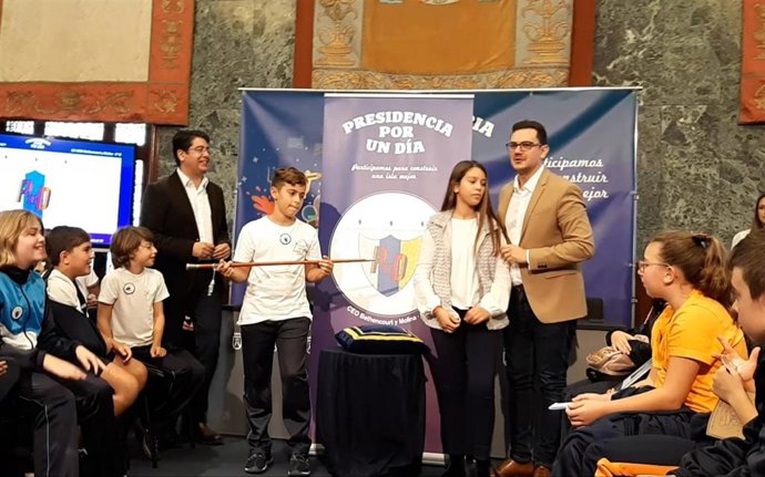 El niño Florentín Magdaleno, elegido presidente por un día del Cabildo de Tenerife