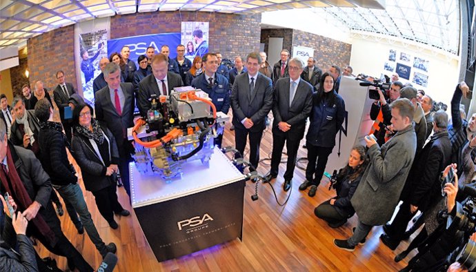 PSA inaugura una línea de ensamblaje para vehículos electrificados en Trémery (Francia)
