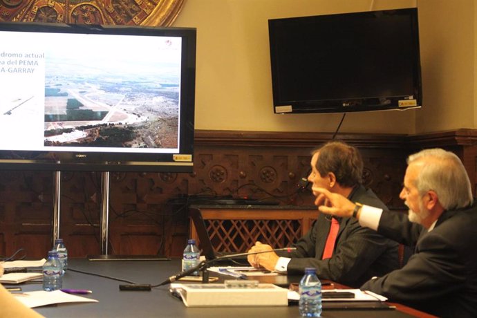 Ignacio Díez (izda) y Carlos Escobar presentan el proyecto de aeroparque de Garray.