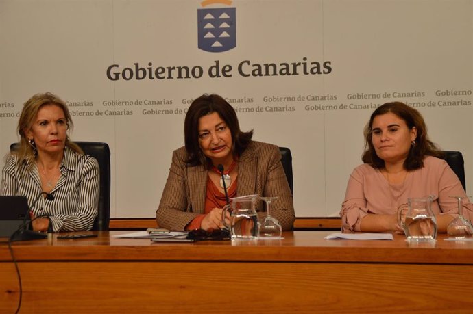 La consejera de Educación del Gobierno de Canarias, María José Guerra, comparece en rueda de prensa junto a la presidenta de la Fecam, Mari Brito