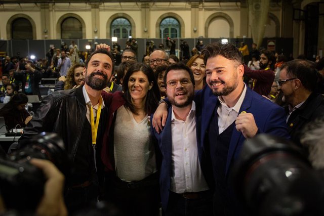 (I-D) El president del Parlament de Catalunya, Roger Torrent; la diputada al Parlament, Marta Vilalta; el vicepresident del Govern central i conseller d'Economia i Hisenda, Pere Aragonès i el diputat al Congrés dels Diputats per ERC, Gabriel Rufian.