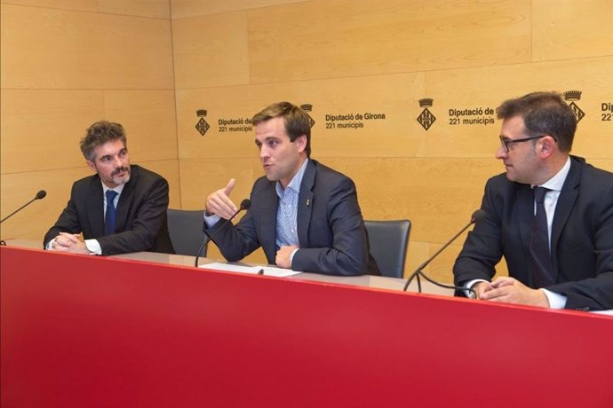 Xavier Gangonells (director de la AED) Jordi Camps (diputat de Promoción de la Diputación de Girona) y Josep Maria González (director de Negocio en Girona de CaixaBank) presentan la IX Jornada Reiventa't de la AED en Girona el 20 de noviembre de 2019