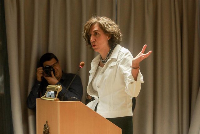 La secretaria de Estado para la España Global, Irene Lozano, responsable de la reputación e imagen exterior de España, durante la reunión, en la que convocó  a todo el Cuerpo Diplomático acreditado en España