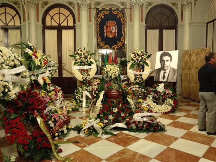 Capilla ardiente de Eugenio Chicano en el Salón de los Espejos del Ayuntamiento de Málaga