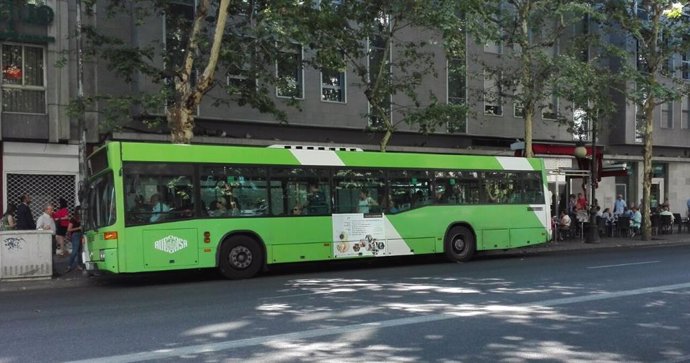 Un autobús de Aucorsa en una parada en Ronda de los Tejares, en una imagen de archivo.