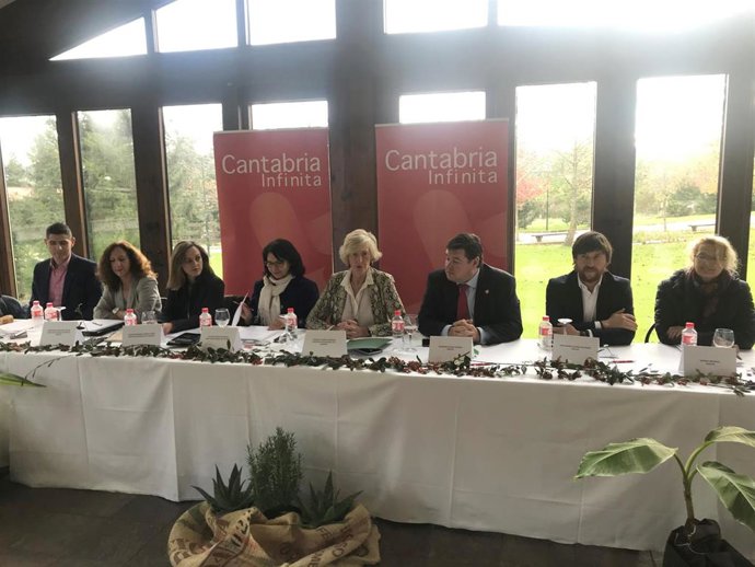 La consejera de Educación, Formación Profesional y Turismo, Marina Lombó, preside el Pleno del Consejo de Turismo