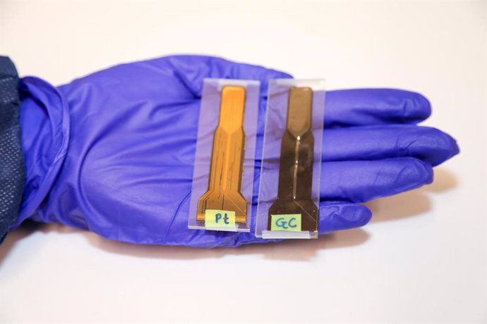 Este es un vistazo de los electrodos de película delgada de platino (izquierda) y carbono vidrioso (derecha) para la estimulación cerebral profunda.