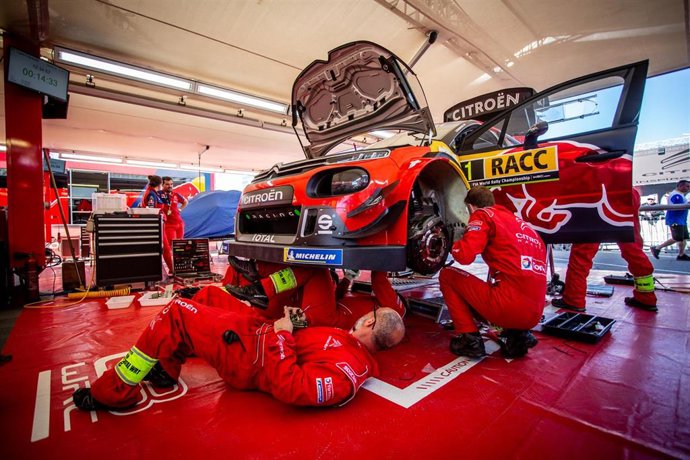 Mecánicos de Citron con el coche de Sebastien Ogier esta temporada