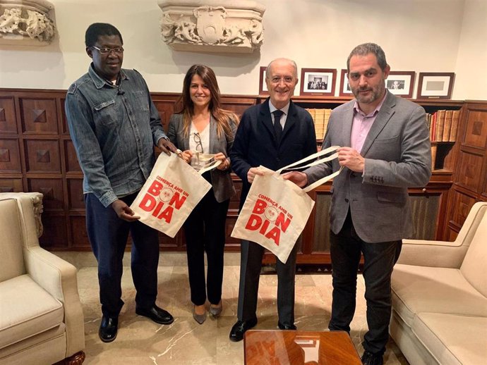 El presidente de la Obra Cultural Balear (OCB), Josep de Luis, con el presidente del TSJIB, Antoni Terrassa, tras una reunión.