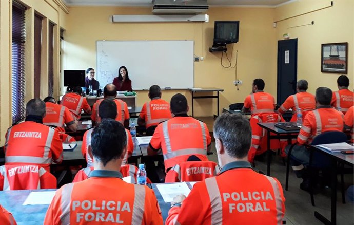 Sesión formativa a agentes de policías en la Escuela de Seguridad de Navarra