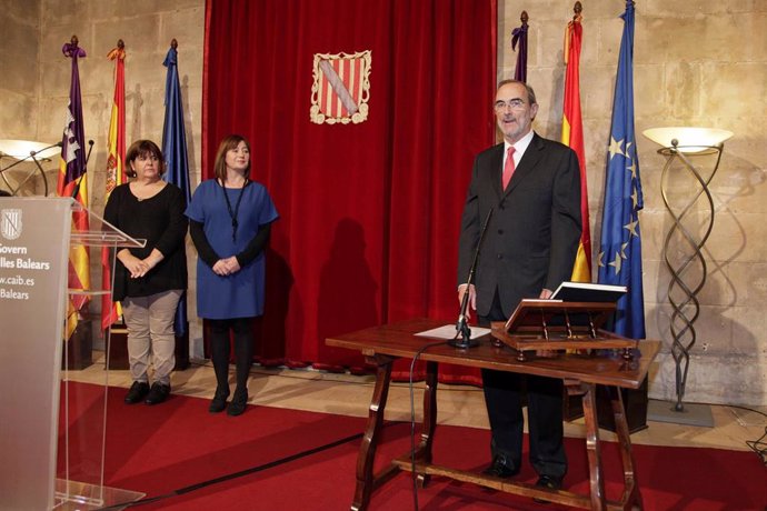 Antoni Diéguez jurando el cargo como presidente del Consell Consultiu en diciembre de 2015, con Armengol y Xelo Huertas (entonces presidenta del Parlament) en segundo plano.