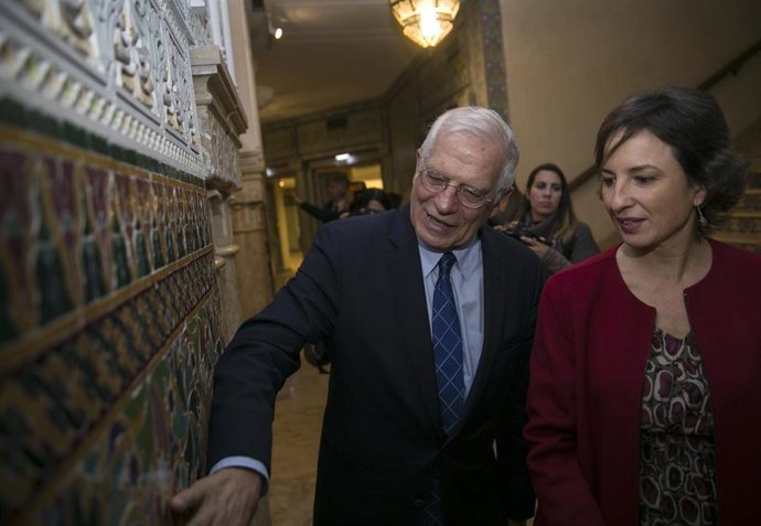 El ministro de Asuntos Exteriores, Unión Europea y Cooperación en funciones, Josep Borrell (i), visita la Fundación Tres Culturas del Mediterráneo. En Sevilla, a 20 de noviembre de 2019.