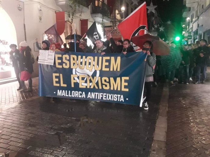 Más de 200 personas han participado este miércoles en una manifestación antifascista en Palma de Mallorca.