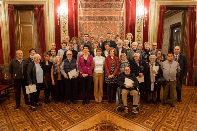 María Chivite con representantes de las personas o entidades que han realizado donaciones de objetos valiosos a la Comunidad Foral en 2019