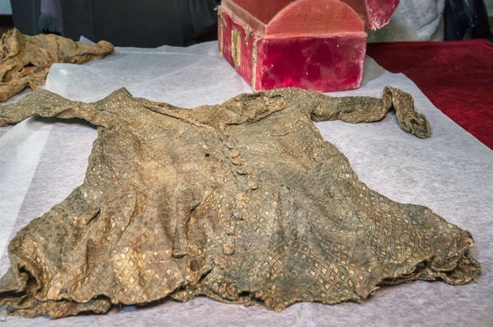 Blusa de seda hallada en el interior del sepulcro del Infante Don Pedro, hijo de Enrique II de Castilla.