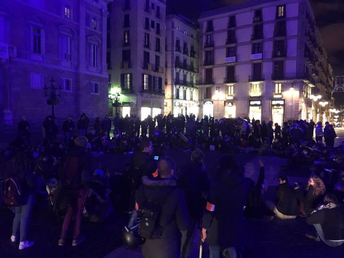 Asamblea en la plaza Sant Jaume de los jóvenes que acamparos en la plaza Universitat de Barcelonab.
