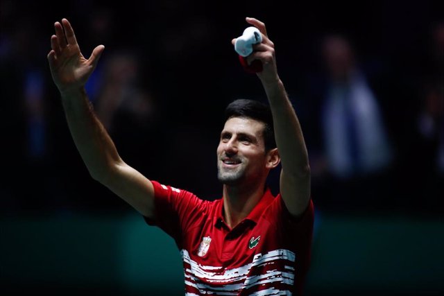 El tenista serbio Novak Djokovic celebra su victoria en su debut en las Finales de la Copa Davis