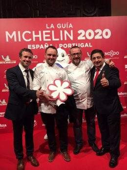 Francisco Reyes, con el alcalde de Jaén y los dos restauradores jiennenses con estrella Michelin
