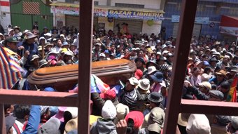 Bolivianos velan a los fallecidos en las protestas