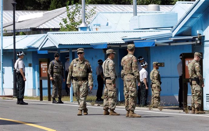 Militares surcoreanos y estadounidenses hacen guardia en Panmunjom en la zona desmilitarizada de Corea