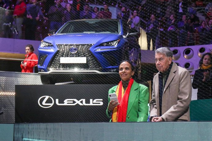 Manolo Santana y Claudia Rodríguez, en la pista central de la Caja Mágica