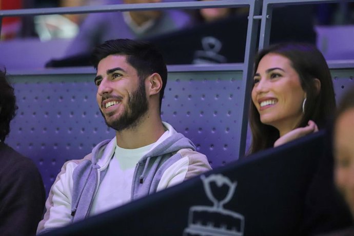 Marco Asensio y Sandra Garal, en las gradas de la pista central de la Copa Davis