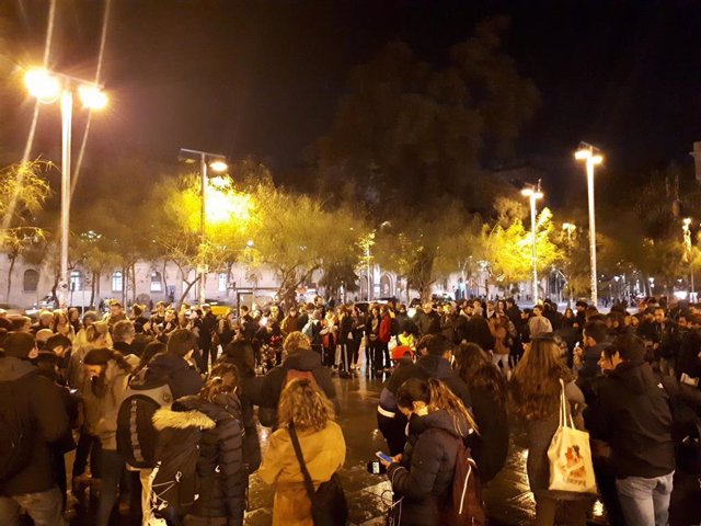 Los acampados de plaza Universitat trasladan su asamblea a la plaza de Sant Jaume como protesta por el desalojo