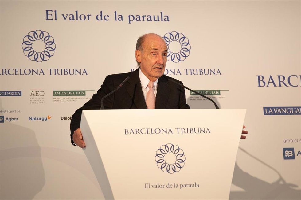 El abogado Miquel Roca Junyent interviene durante el almuerzo-conferencia organizado por Barcelona Tribuna con la alcaldesa de L'Hospitalet de Llobregat, Núria Marín