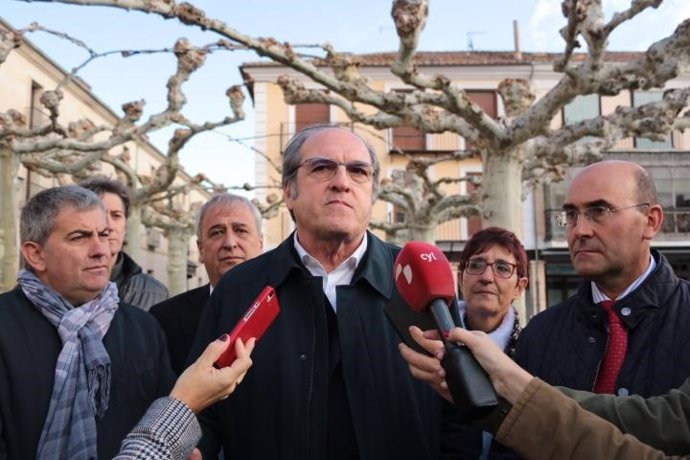 El portavoz del PSOE en la Asamblea de Madrid, Ángel Gabilondo, durante una visita a Soria