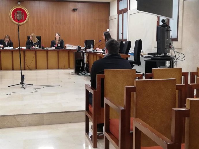 El joven acusado de abusar sexualmente del hijo de su prima, en el juicio en la Audiencia Provincial de Baleares.